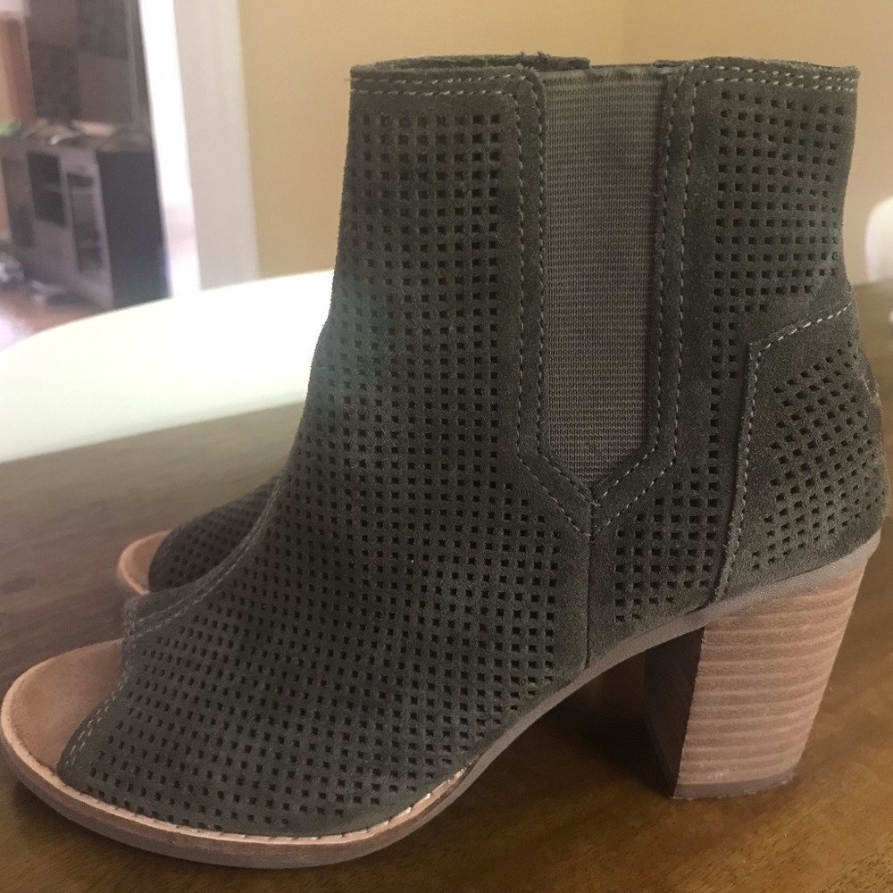 Toms block-heeled sandal, open toe, like new